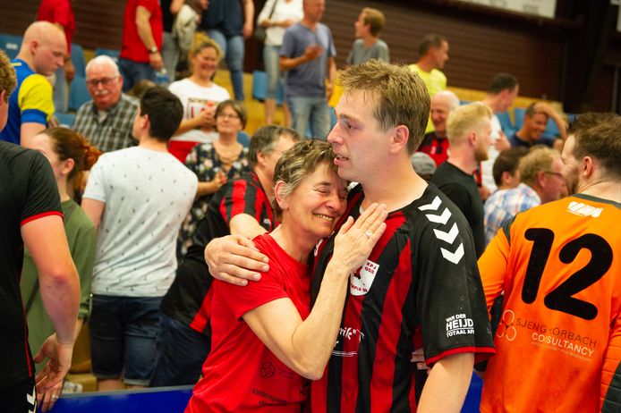 Harm van Iperen en moeder Mieke vieren de promotie van de handballers van Olympia'89 naar de eredivisie.