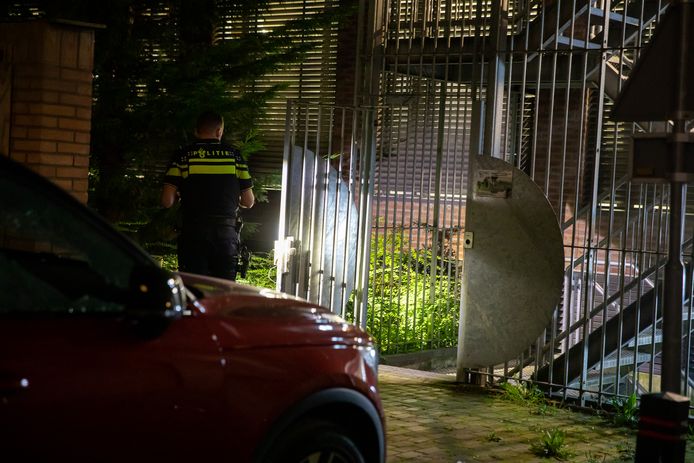 Brand in parkeergarage in Oudenbosch, meerdere autoruiten ingeslagen.
