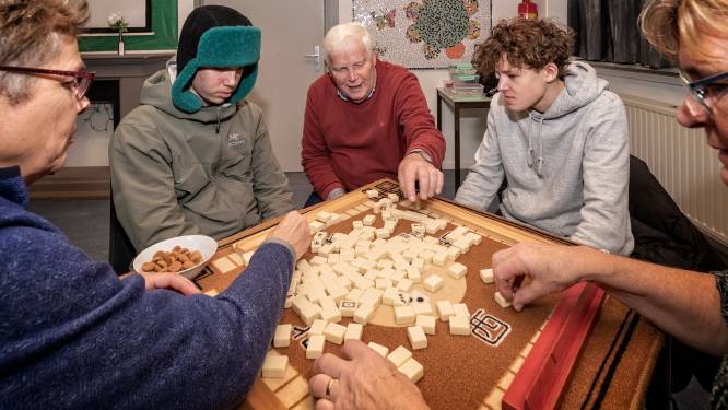 Elke week wordt hier fanatiek mahjong gespeeld (ook tieners vinden ‘spel van tienduizend mogelijkheden’ leuk