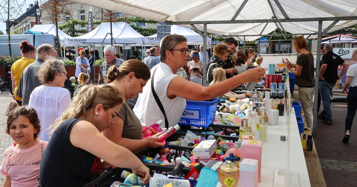 Eerste braderie in Budel sinds lange tijd; 'Blij dat we weer mogen' - Eindhovens Dagblad
