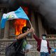 Woedende demonstranten steken parlementsgebouw Guatemala in brand