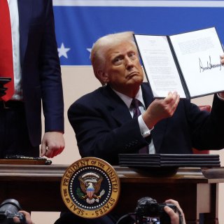 Trump vrea să grăbească curățarea ideologică a guvernului SUA, dar judecătorul îl oprește   