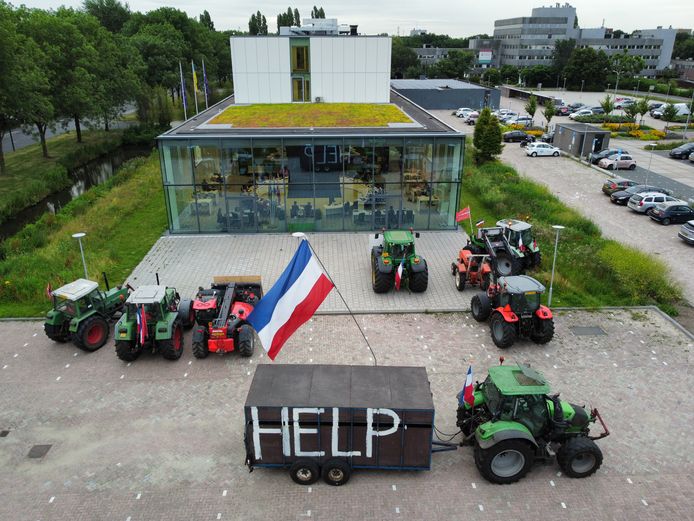 Agrariërs protesteren opnieuw bij het gemeentehuis van Woerden.