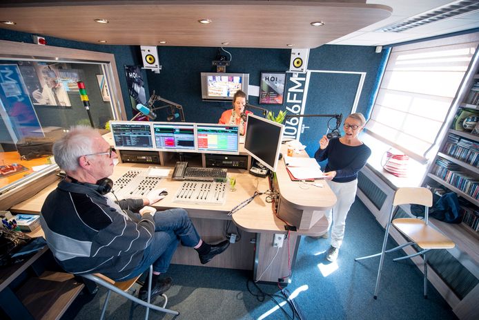 De presentatoren Liesbeth Jansen-Gort en  Wil de Bruine en techniekman Benno ten Cate blijven in de radiostudio van HOi FM keurig anderhalve meter uit elkaar tijdens de eerste uitzending van SamenZijn.