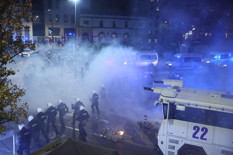 Politie en relschoppers in Brussel. Beeld BELGA