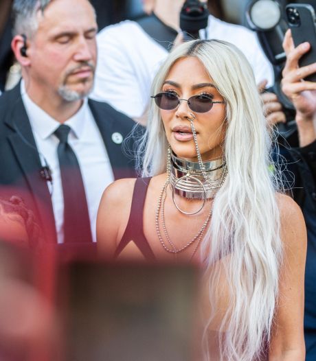 Les cheveux gris sont à la mode (et pas seulement chez les moins jeunes): “Colorer ses cheveux gris en noir donne souvent un air sévère”
