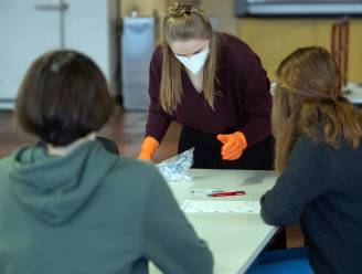 Massaal sluiten van klassen en scholen was te voorkomen met speekseltesten: "Maar nu is het te laat om deze winter te redden"