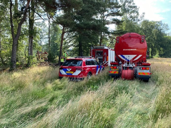 Brandweer Bathmen smoort bosbrand in de kiem in Lettele. Brandweer Deventer komt erbij met extra water.