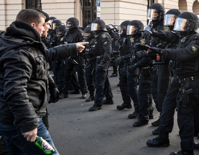 Betogers en politie staan tegenover elkaar in de Duitse stad Magdeburg.