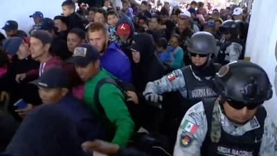KIJK. Beelden tonen chaos aan Amerikaans-Mexicaanse grens wanneer honderden migranten door bewaking breken