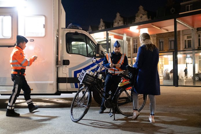 Archiefbeeld: de politie van Mechelen-Willebroek controleert fietsers op het gebruik van hun fietsverlichting.