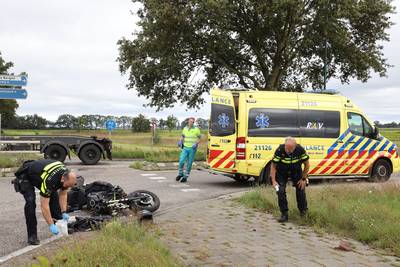 Motorrijdster gewond naar ziekenhuis na aanrijding in Odiliapeel
