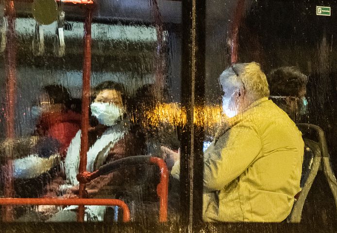 Enkele passagiers op de bus zaten in Frankfurt. Twee onder hen bleken besmet te zijn met het coronavirus.