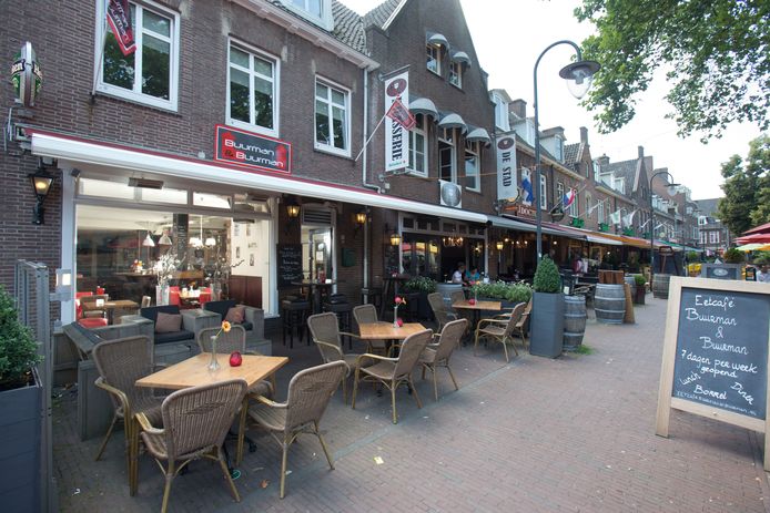 Het terras van Buurman & Buurman aan de Markt in Wageningen in oude tijden. Straks loopt het een stuk verder door het plein op.