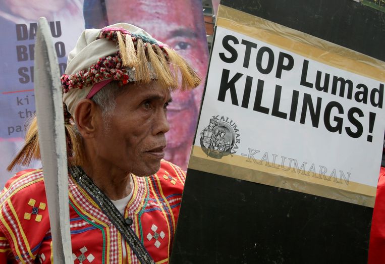 Een man van een Filipijns inheems volk dat bekend staat als 'Lumad' roept in de Filipijnse hoofdstad Manila op om zijn volk niet meer te vermoorden. Archiefbeeld. Beeld AP