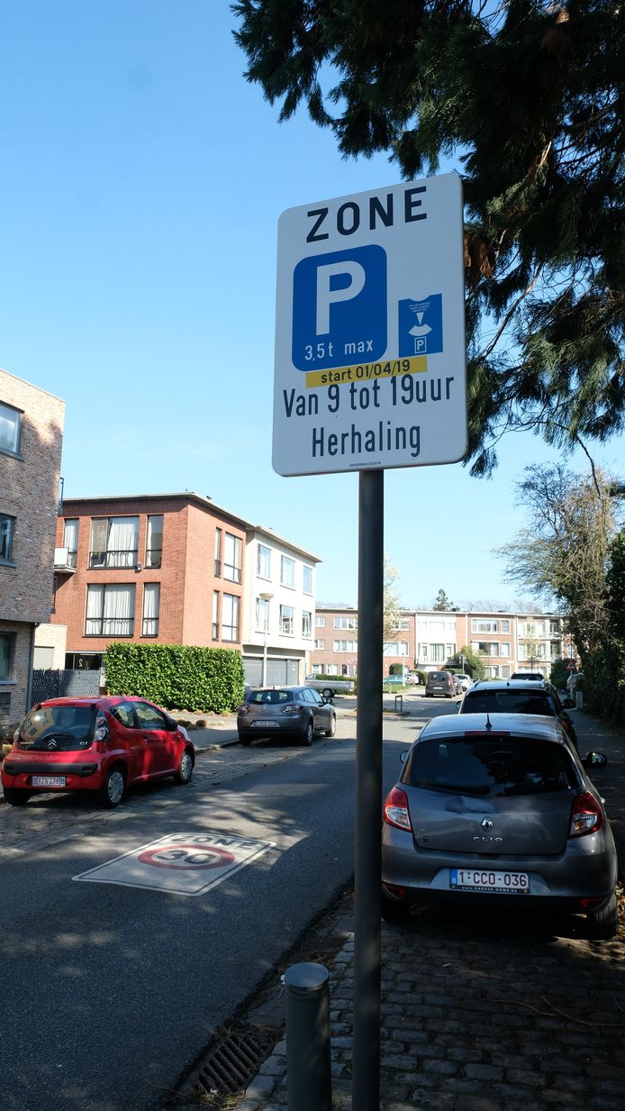 Werknemers zonder standplaats op de ziekenhuisparking mogen hun wagen vanaf 1 april maximaal twee uur mét parkeerschijf achterlaten in de omliggende straten.