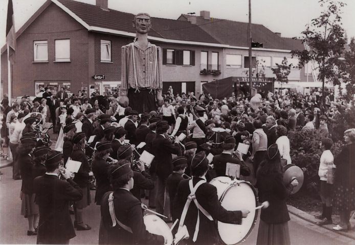 De inhuldiging van reus Jan Pieter de Rostn in september 1980 in Kachtem