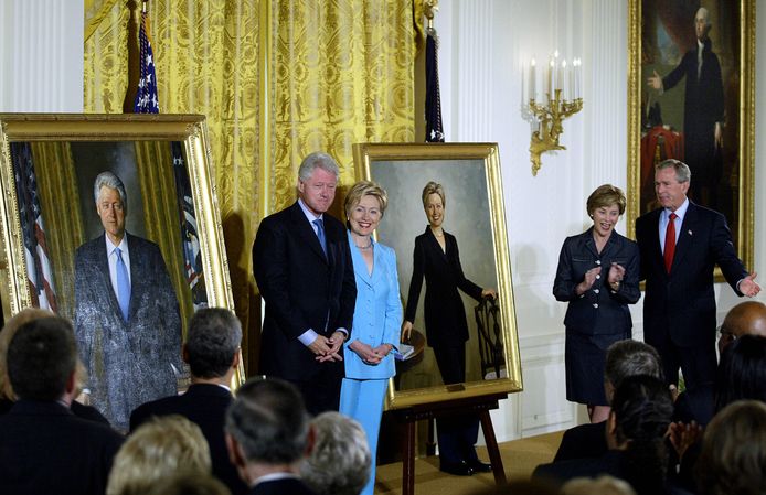 Les Clinton entourés de leurs portraits officiels, dévoilés en 2004 à la Maison Blanche, en présence des Bush
