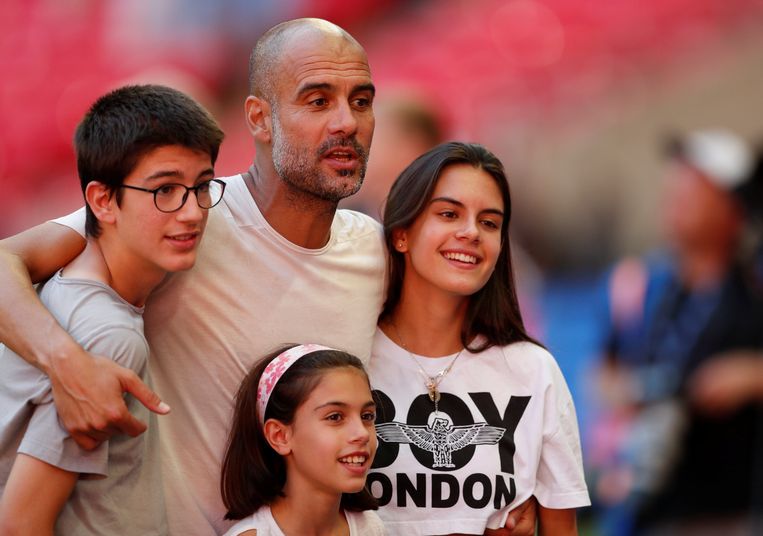Pep Guardiola, hier in 2018, met zijn zoon Marius, oudste dochter Maria en jongste dochter Valentina Beeld Action Images via Reuters