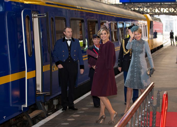 De koninginnen bij de Koninklijke Trein.