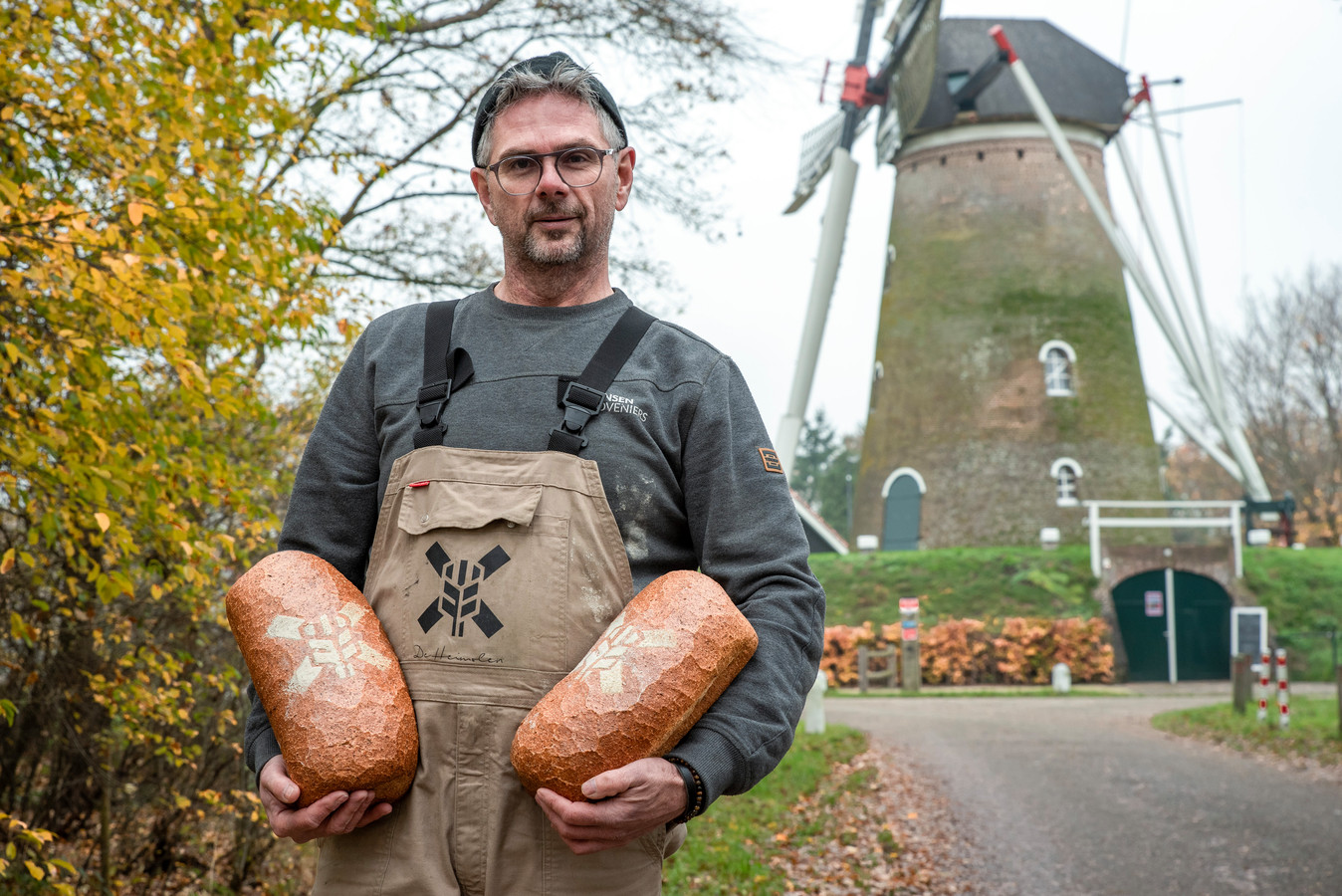Sociaal brood van meel uit de Rucphense Heimolen: ‘Als je goed luistert ...