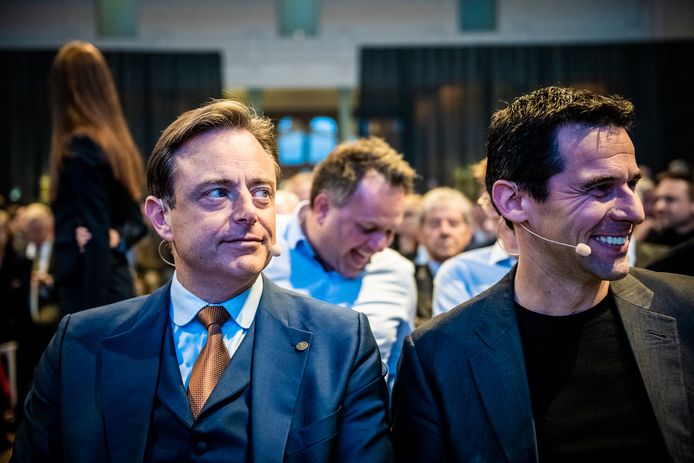 Volgens Bart De Wever is zich over de taalgrens een front aan het vormen van “echte communisten, groene communisten en licht-rode communisten”. De  N-VA-voorzitter ging gisteravond in debat met Jean-Marc Nollet, co-voorzitter van Ecolo.