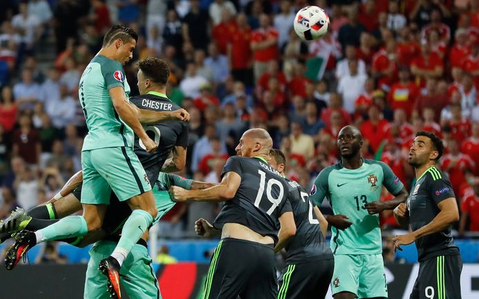 Ronaldo staat bekend om zijn excellente timing. Hier scoort hij met het hoofd op het EK 2016, tegen Wales.