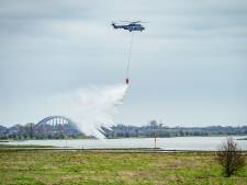 Defensiehelikopter oefent blussen natuurbranden bij de Lek 