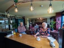 Bewoners uit dit wooncentrum in Almelo hebben sinds kort een eigen bruine kroeg: ‘Voel me weer even jong’