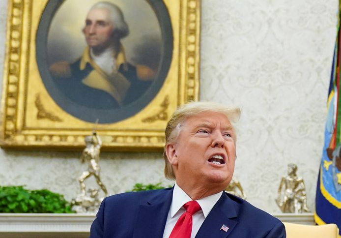 President Donald Trump in het Oval Office, met op de achtergrond een portret van president George Washington, een van de Founding Fathers van de VS.