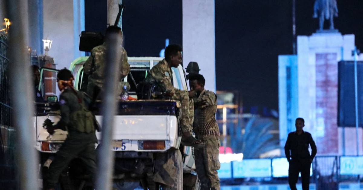 Banyak yang tewas dalam serangan Al-Shabab di sebuah hotel di Somalia .. Teroris mengelilingi diri mereka di dalam ruangan |  Luar negeri