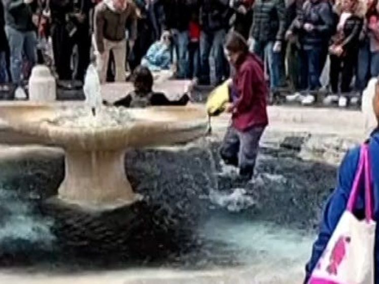 Klimaatactivisten gieten zwarte vloeistof in fontein in Rome