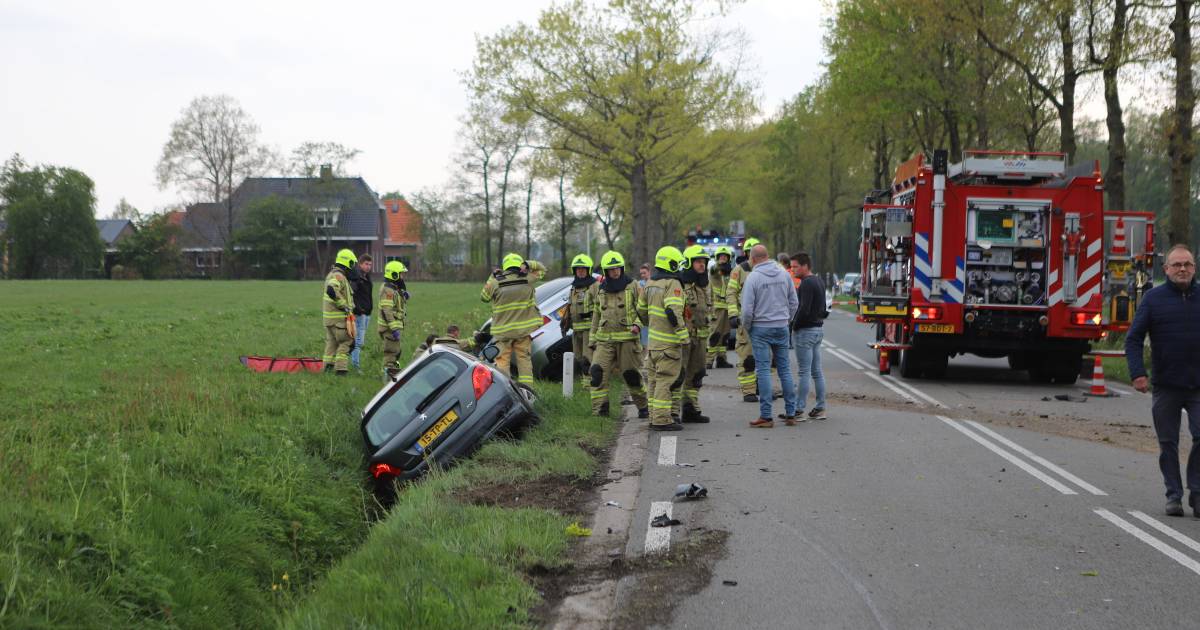 Botsing tussen scooter en auto op rotonde Ede.