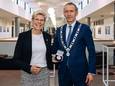 Burgemeester Erik van Heijningen reikte donderdagmiddag oud-wethouder Joanne Blaak-van de Lagemaat de gemeentelijke onderscheiding uit tijdens haar afscheidsreceptie in het gemeentehuis in Maasdam.