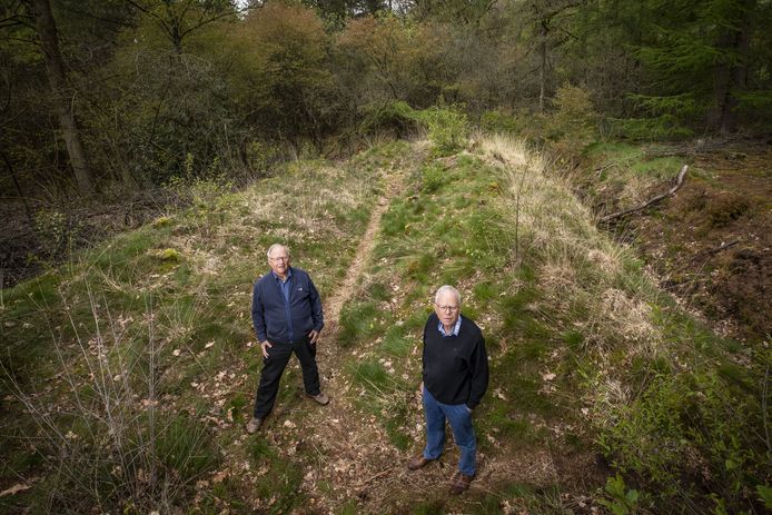 Historische kring-leden Harry Dekkers en Andries Kuperus (rechts) bij de Losserse schuilplek.