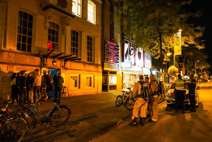 Hulpdiensten bij het studentenfeest aan de Keizersgracht in Eindhoven.