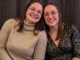 Yara (rechts) met haar zus Britt (links).