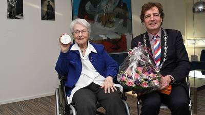 Erepenning van gemeente Ede
voor verzetsvrouw Gerrie Welbedacht