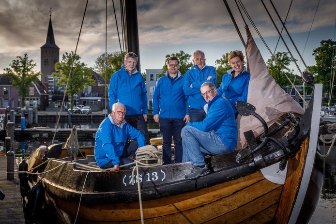 De organisatie van Zwartsluis onder Zeil aan boord van de botter ZS13, vlnr voorzitter Roel Schurink, Gert Moeken, Jeroen Troost, Hans Joosten, Thijs Corporaal en Marjan Blomsma.