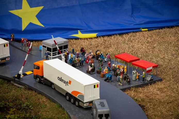 Vrachtwagens met hulpgoederen en de eerste Oekraïense vluchtelingen die de Poolse grens oversteken maken ook deel uit van de maquette.