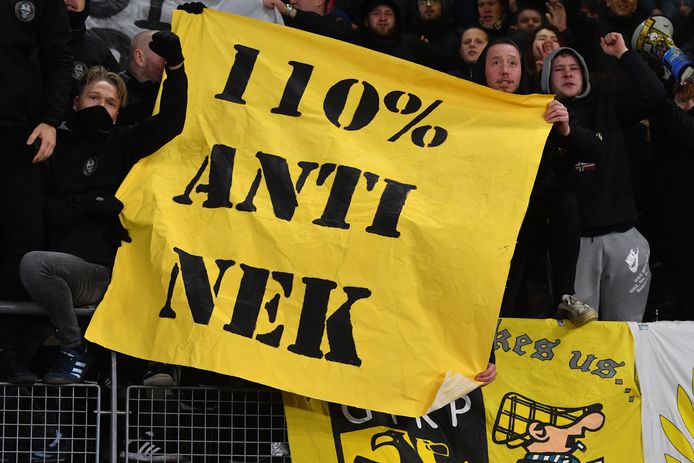 De derby wierp zaterdag in Alkmaar al zijn schaduw vooruit. Aanhangers van Vitesse namen een spandoek mee met het oog op de clash met NEC.