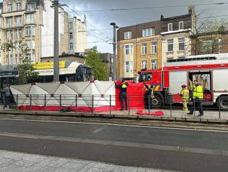 Jonge vrouw (17) zwaargewond nadat ze onder tram belandt in Merksem: "Het is een wonder dat hier nog niet eerder zo'n ongeval gebeurde”