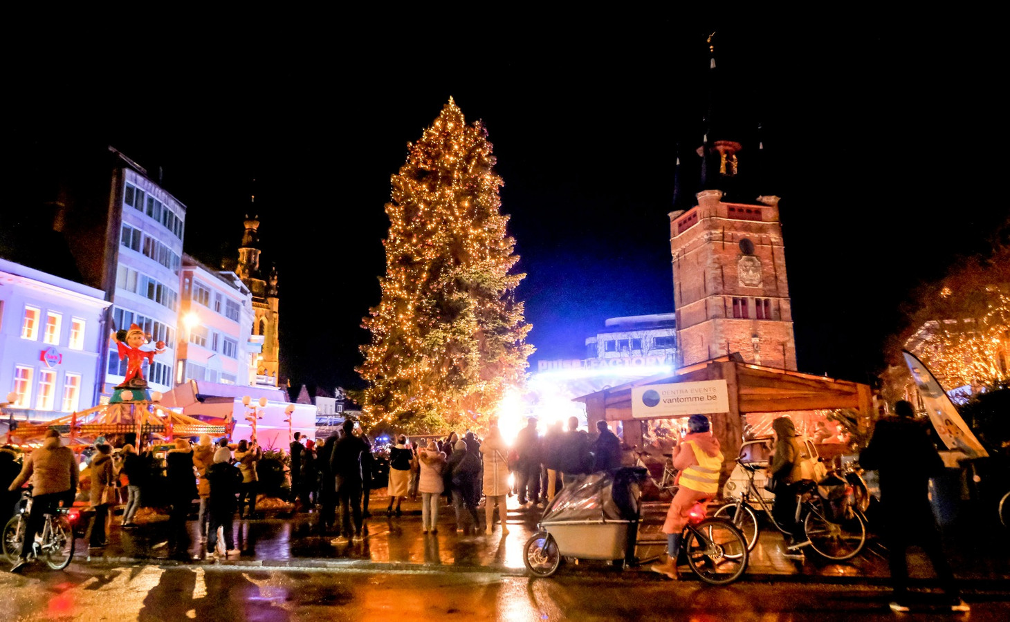 Winter in Kortrijk geopend Bewonder hoogste kerstboom van het land