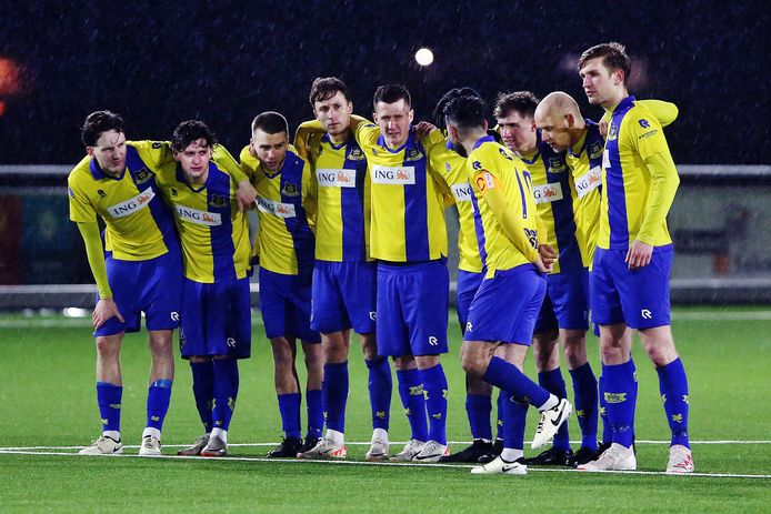 Tien veldspelers stonden klaar voor de penaltyreeks. Dat hadden er dus negen moeten zijn volgens de regels.