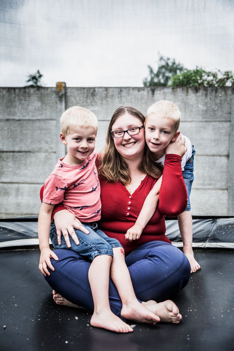 Natalie met Damien (5, links) en Alex (6, rechts). Beeld Aurélie Geurts