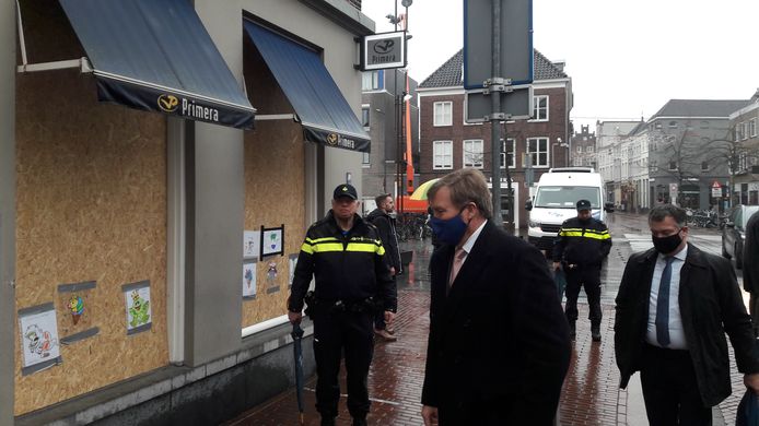 Koning Willem-Alexander bezoekt geplunderde Primera in Den Bosch.