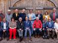 De vijftien gedecoreerden in de gemeente Hellendoorn met burgemeester Jorrit Eijbersen.