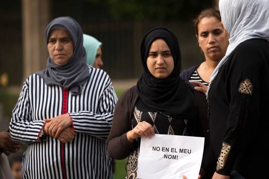 Hanna, links, moeder van Younes Abouyaaquoub en andere familieleden zeggen dat de terreurdaad "niet in mijn naam" is gepleegd.