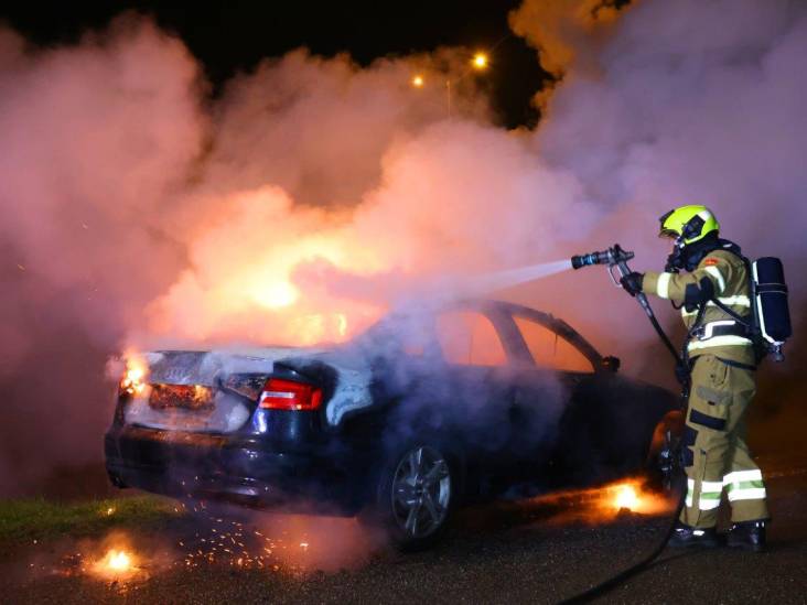 Auto gaat kort na diefstal in vlammen op in Den Bosch, vuur waarschijnlijk aangestoken