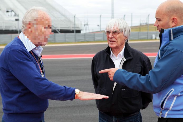 De tachtiger (links), die woensdagnamiddag uit het verkeer werd gehaald tijdens een verkeersactie, staat hier op een archieffoto samen met voormalig Formule 1-baas Bernie Ecclestone.